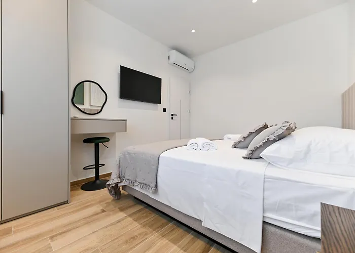 Luxury Marlov With Swimming Pool And Private Parking