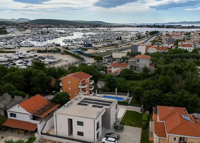 Luxury Marlov With Swimming Pool And Private Parking
