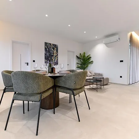 Luxury Marlov With Swimming Pool And Private Parking * 비빈제