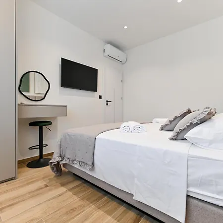 Luxury Marlov With Swimming Pool And Private Parking