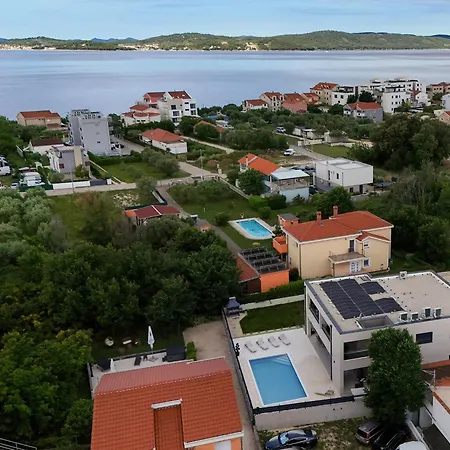 Luxury Marlov With Swimming Pool And Private Parking