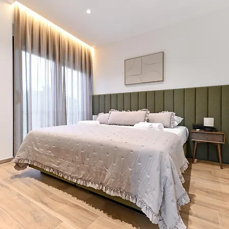 Luxury Marlov With Swimming Pool And Private Parking * 비빈제