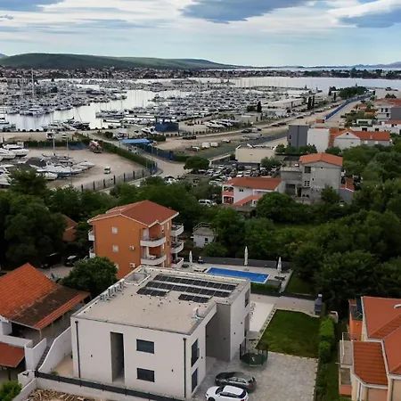 Luxury Marlov With Swimming Pool And Private Parking