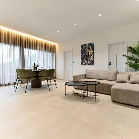 Luxury Marlov With Swimming Pool And Private Parking Apartment