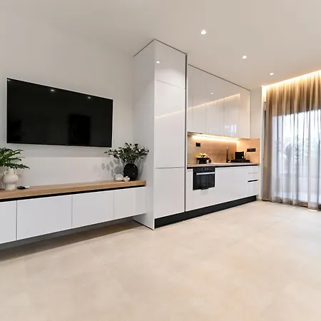 Luxury Marlov With Swimming Pool And Private Parking * 비빈제